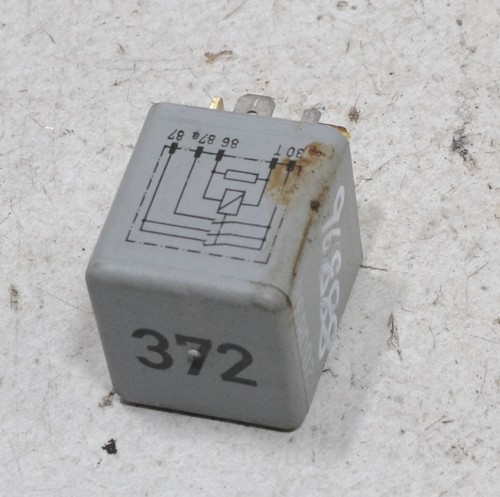 AUDI A4 B5 Avant Bj 1998 Relais 372 Kraftstoffpumpe 4D0951253 #96888-F274