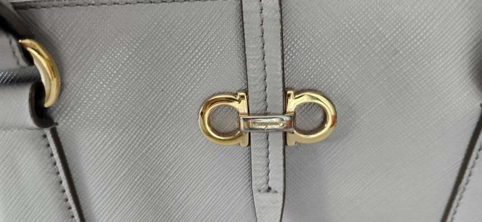 Auténtico bolso de mano Salvatore Ferragamo gris dorado detalles Foto 3 de 4