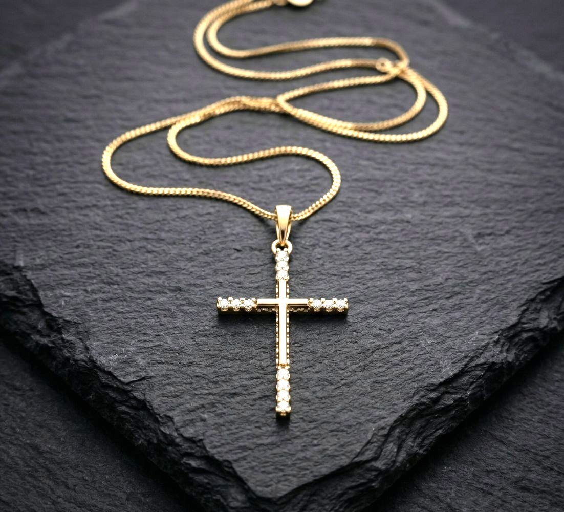 Collier croix or jaune et zircons pour femme élégante