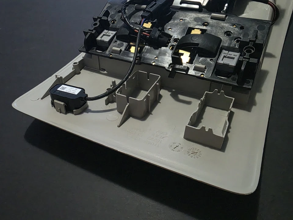 2007-2013 Chevrolet Tahoe Suburban Overhead Console HomeLink Map Lights OEM - Image 4 of 4