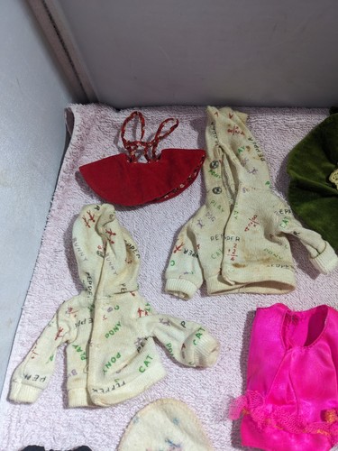 Lotto di (40+ pezzi) vestiti bambola Barbie vintage anni 60 Skipper Pepper Francie Tammy - Foto 2 di 20