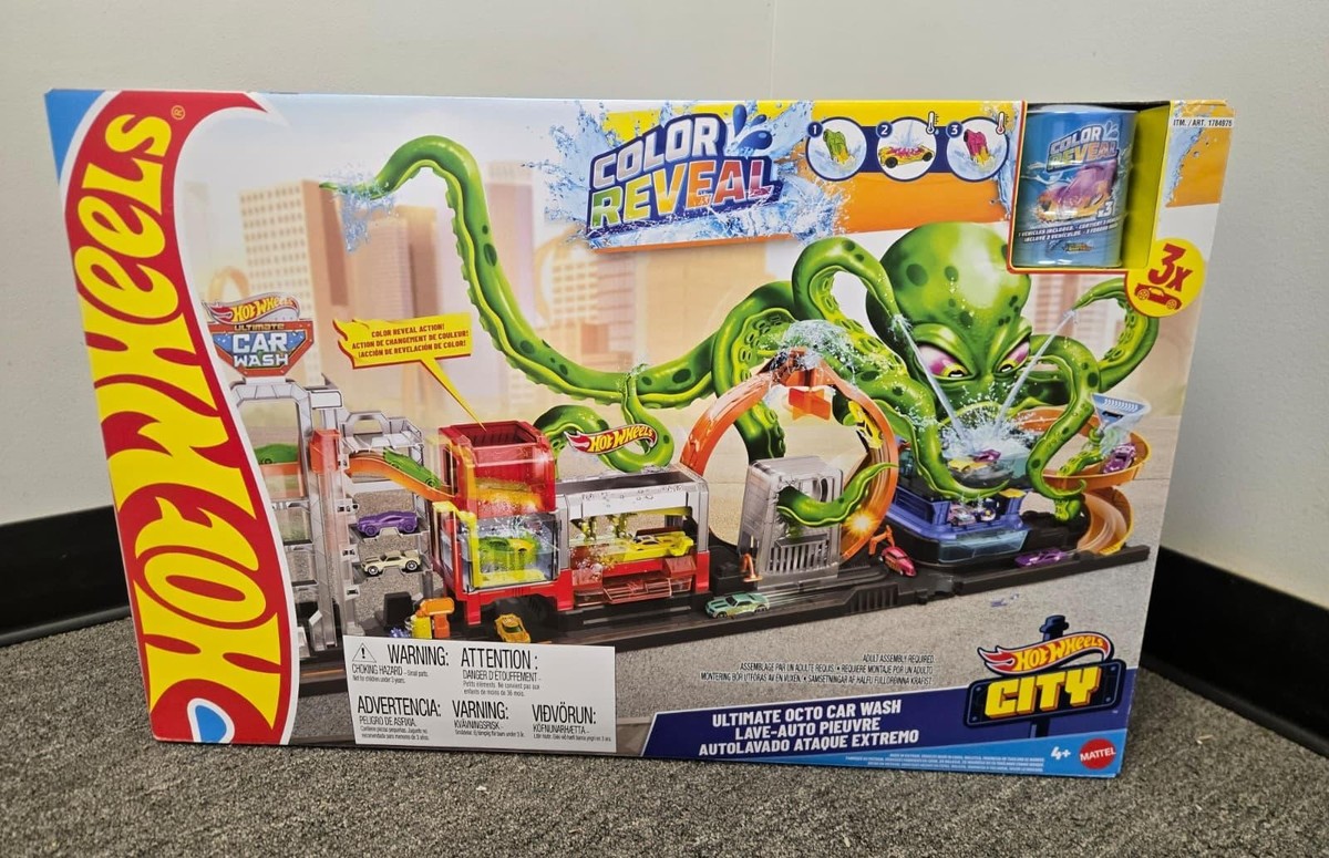 Hot Wheels Ultimate Octo Car Wash Playset with 3 Color Reveal Cars