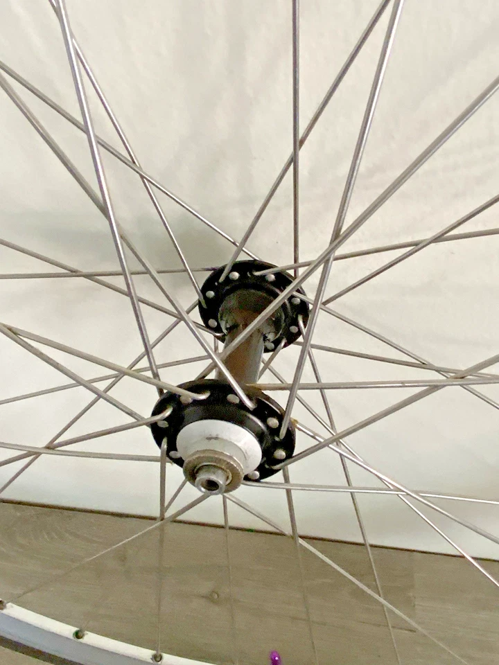 RUEDA DELANTERA ALEACIÓN AERO 700C BUJE DE RODAMIENTO SELLADO 32 ORIFICIOS 19,5 MM ANCHO PLATA Foto 2 de 4