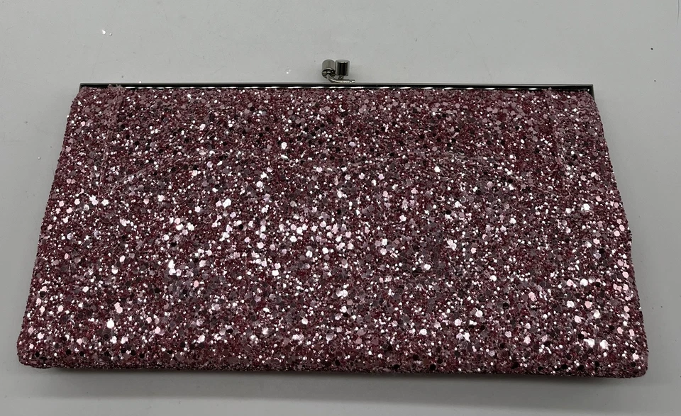 Bolso sin asas Victoria Beckham rosa brillo pochette corte corazón Foto 2 de 4