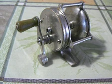 Vintage HENDRYX #60 Tiny Baitcasting Fishing Reel - Raised Pillar