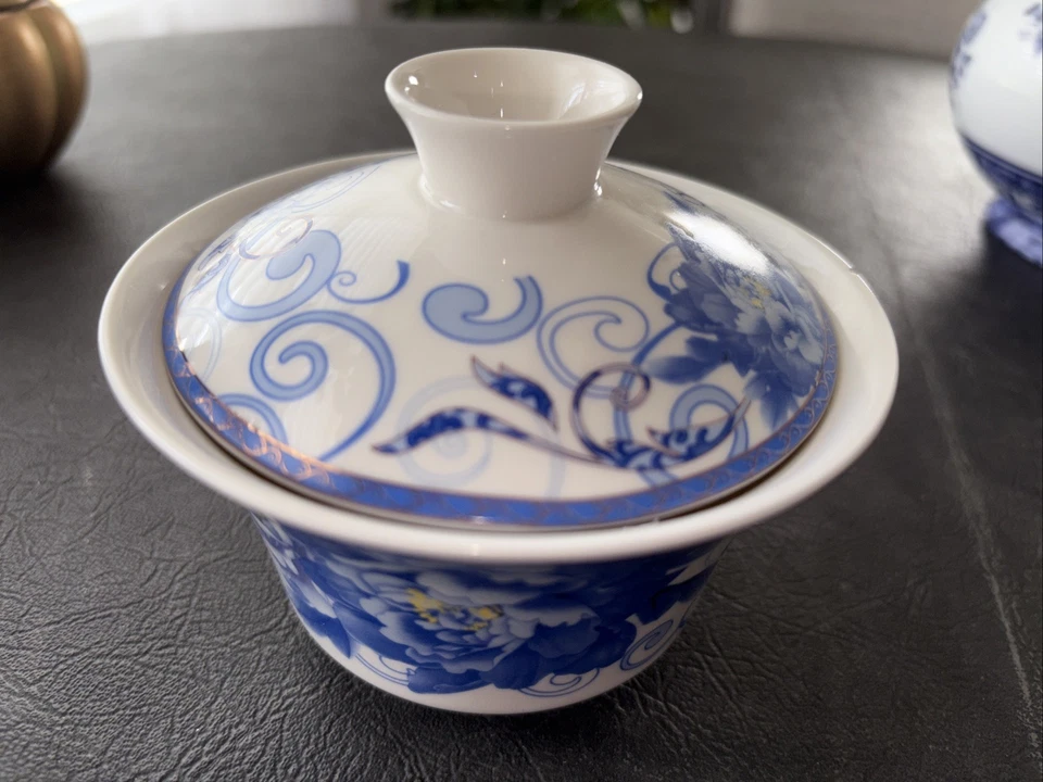 Gaiwan porcelana azul y blanco con decoración de peonía y adornos dorados Foto 2 de 3