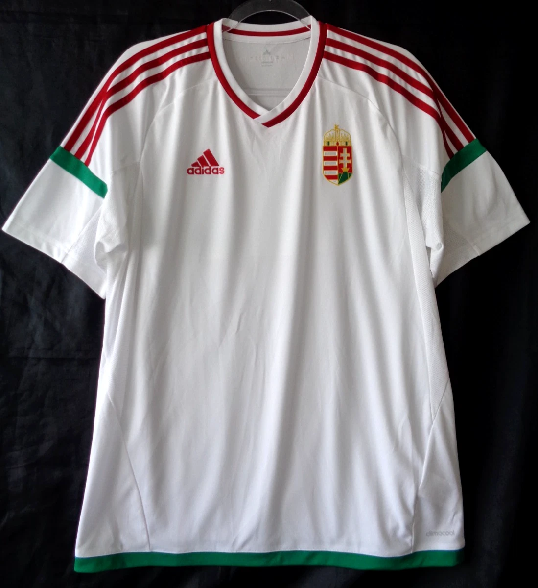 Adidas présente les maillots de la Hongrie pour l'Euro 2016 - CEC