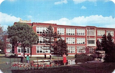 # K3312     WICHITA ,  KS.      POSTCARD,    EAST HIGH SCHOOL