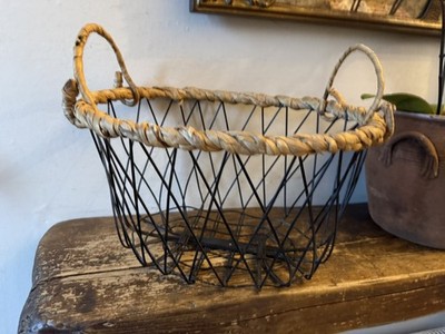 Vintage Korb aus Rattan und Metall, rustikale Bauerndeko Obst Aufbewahrung Display