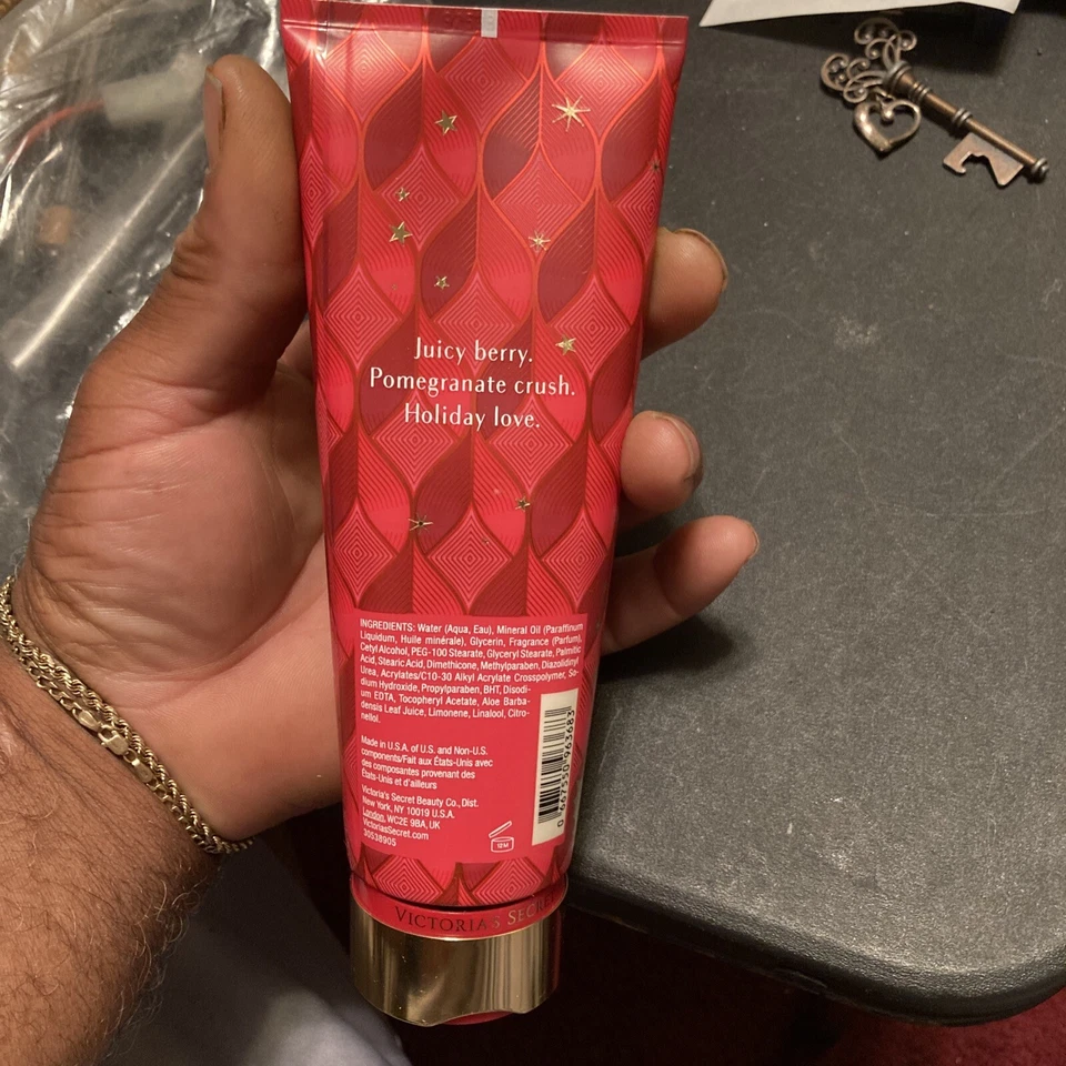 LOCIÓN CORPORAL VICTORIA'S SECRET BAYAS CARMESÍ 8,0 OZ EDICIÓN LIMITADA Foto 2 de 3