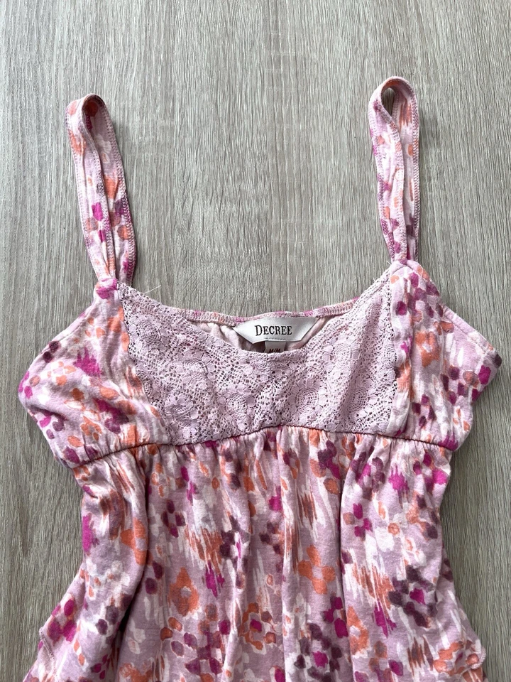 Camiseta sin mangas vintage Y2K Fairycore rosa estampado floral encaje crochet acento M Babydoll Foto 3 de 4