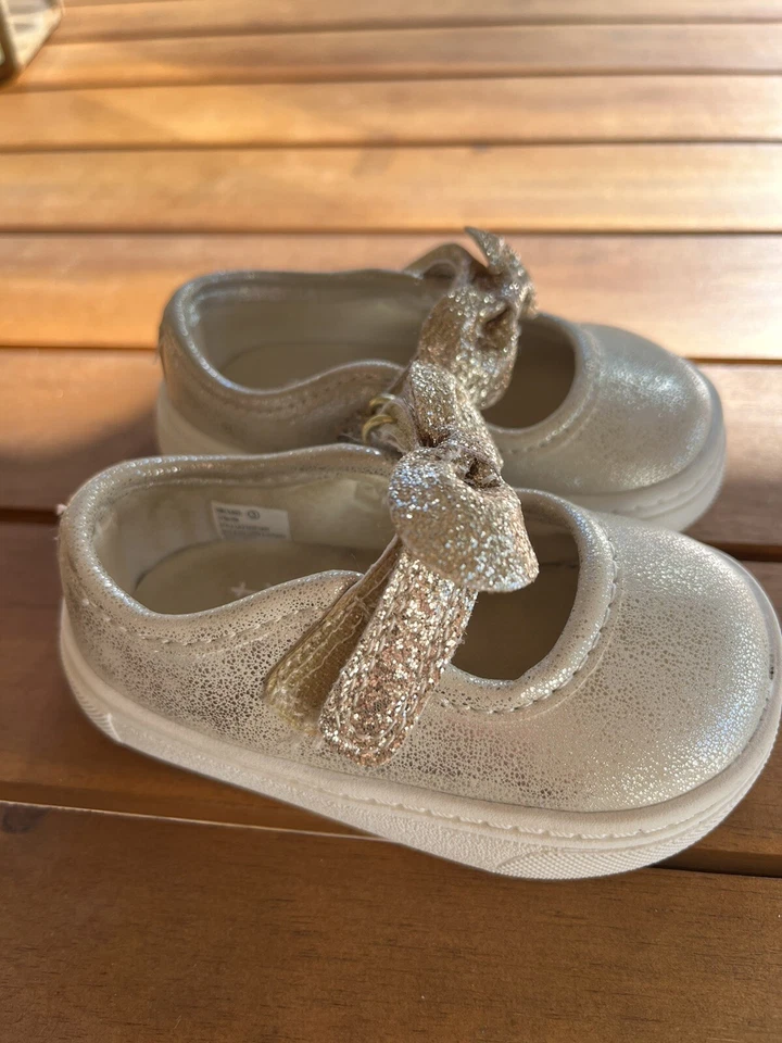 Zapatos de vestir Carter’s para niñas pequeñas dorados metálicos brillo pajarita talla 3 Foto 4 de 4