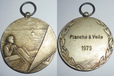 BELLE MEDAILLE MARINE PLANCHE à VOILE 1979 VOILIER BATEAU DERIVEUR OPTIMIST Boat