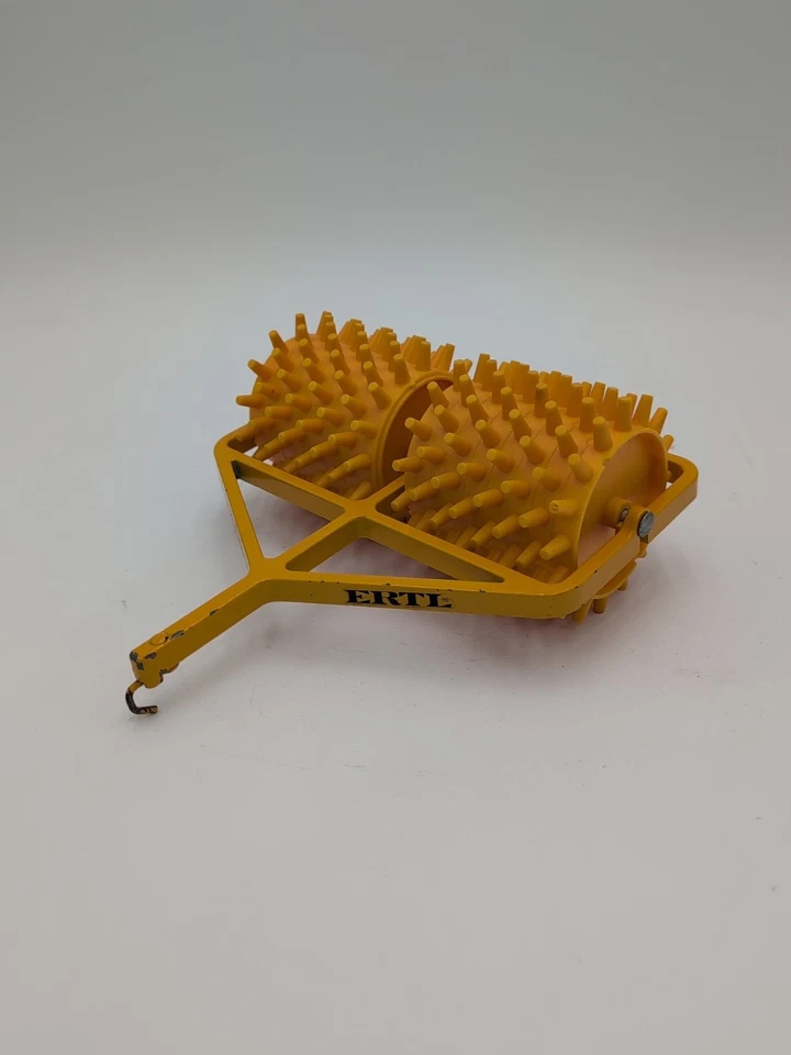 1/16 Ertl Farm Toy Sheeps Foot Roller Compactor  - Image 2 of 3