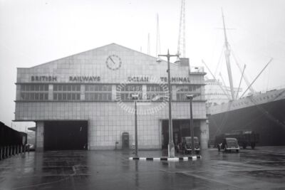 FOTO BR British Railways Station Szene - SOUTHAMPTON OCEAN TERMINAL 1951