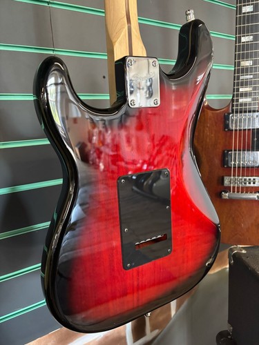 Squier Standard Stratocaster Red burst 2016 Electric Guitar - Picture 12 of 13