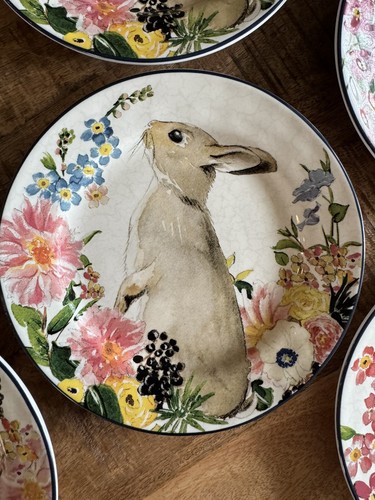 Plato de ensalada Pottery Barn China 8 1/4 pulgadas SET 6 conejito floral las 4 poses PASCUA - Imagen 4 de 8