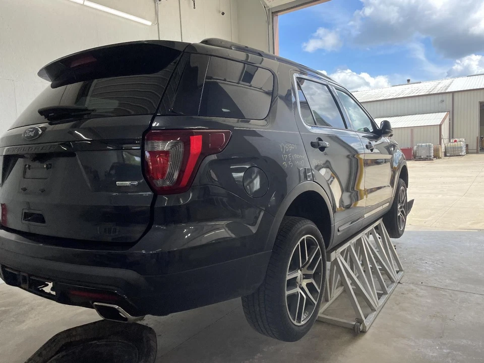 Compresor de aire acondicionado usado se adapta a: Ford Explorer 2017 3,5 L con equipamiento policial grado A Foto 4 de 4