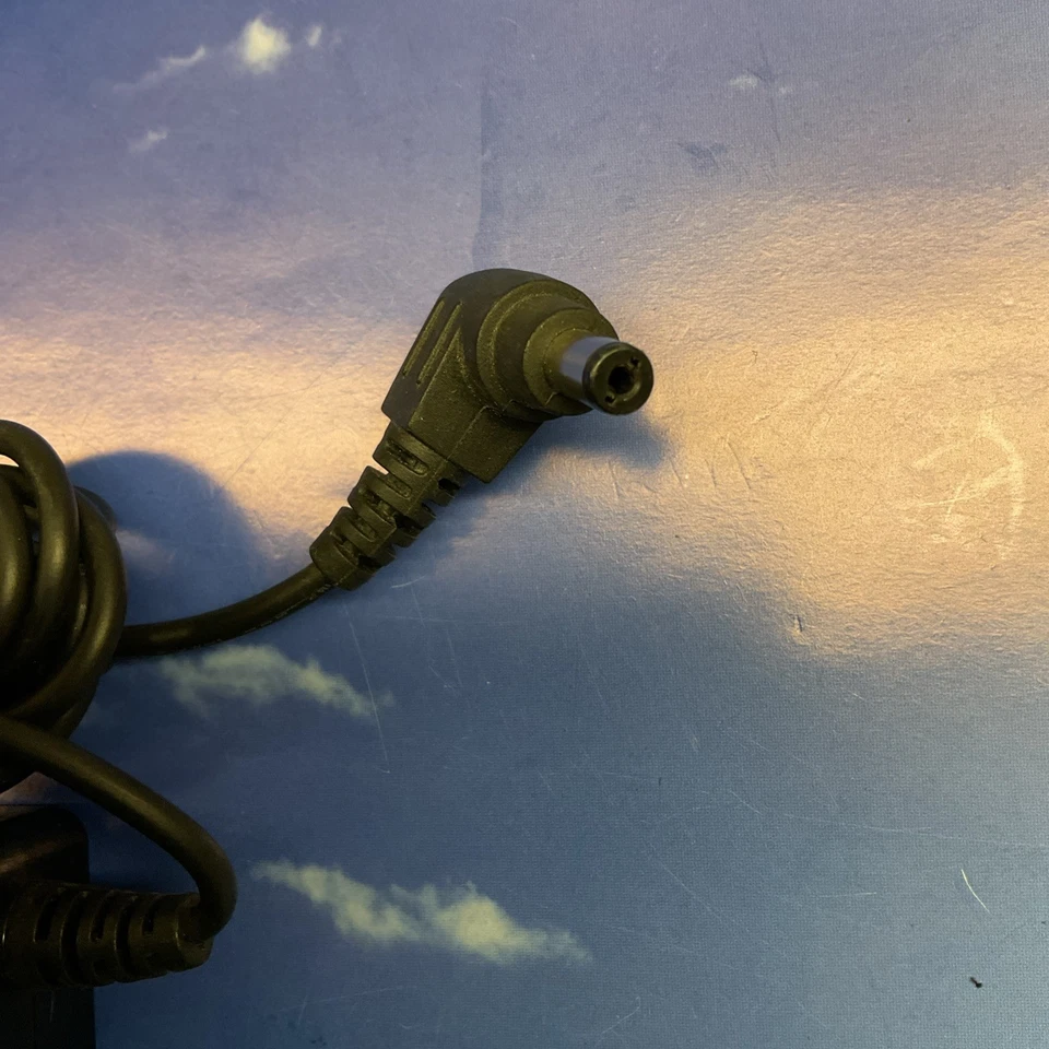 GENUINO SANKEN para Fujitsu Cargador Portátil Adaptador de CA SED80N3-24.0 64W 24V 2.65A Foto 4 de 4