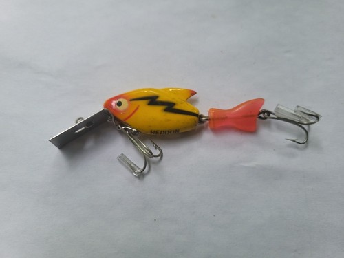 2 VINTAGE FIRETAIL SONIC HEDDON LURES. YELLOW W/LIP, BLACK NO LIP - Picture 3 of 13