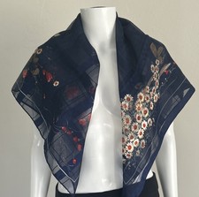 "Bufanda cuadrada Franco Laurenti azul marino transparente con flores rojas y blancas 34"" X 34"""