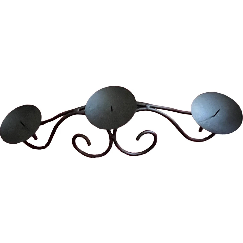 Candelabro triple Southern Living at Home Red Mountain Iron 18" negro Foto 2 de 4