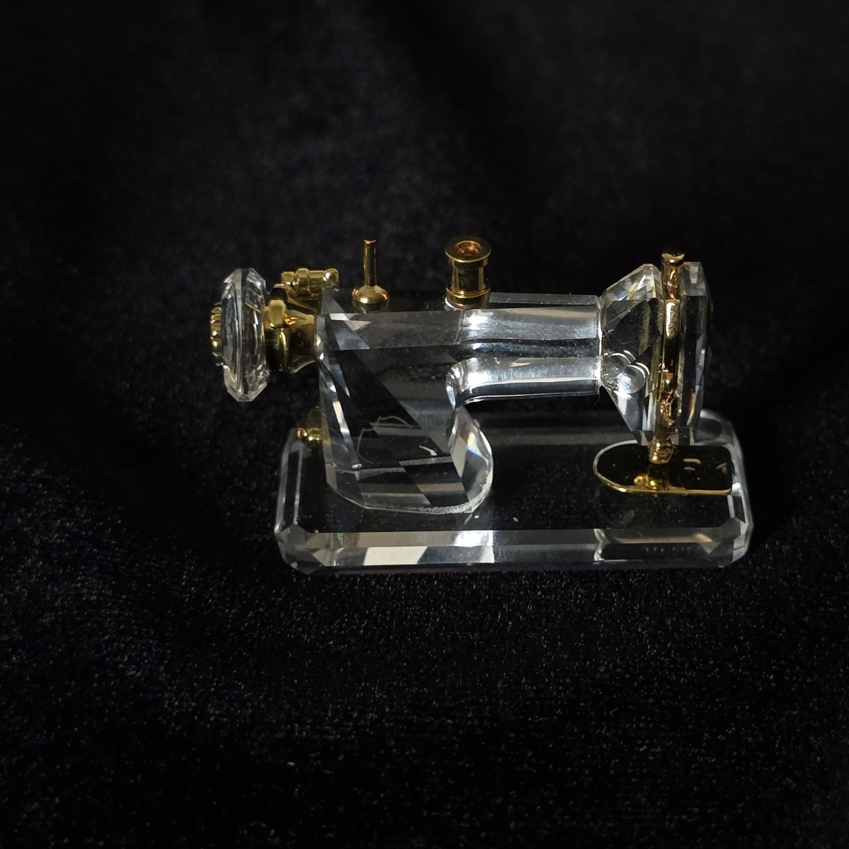 スワロフスキー　クリスタル少女人形 Swarovski Crystal Memories Sewing Machine Figurine 235901