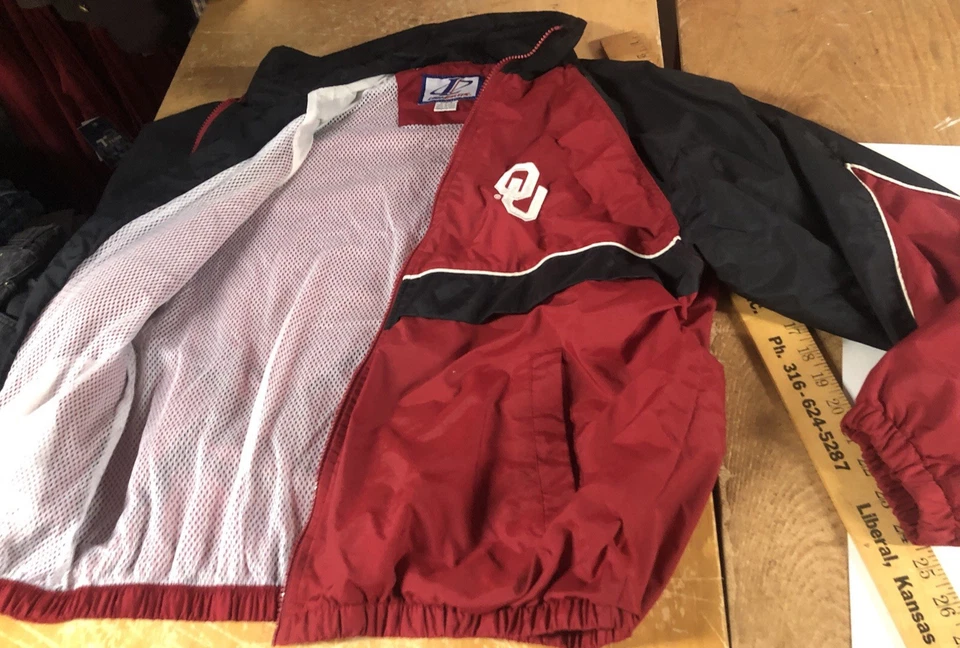 Chaqueta De Colección Años 90 Y2K OU Oklahoma Sooners Para Hombres XL Roja Negra Cremallera Logo Atlética Nylon Foto 3 de 4