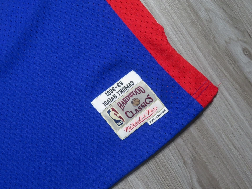 Camiseta Mitchell & Ness Detroit Pistons Isaiah Thomas usada 1988-1989 Foto 3 de 4