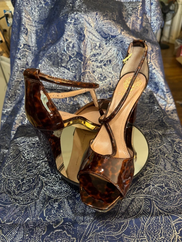 Tacones Vince Camuto Tortoise para mujer con correa al tobillo talla 11 tacón de 3,5 pulgadas Foto 4 de 4