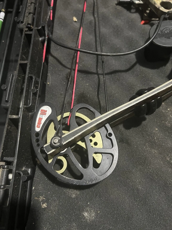 Hoyt Avenger Bow Right Hand with Case and Accessories and Arrow - Image 2 of 4