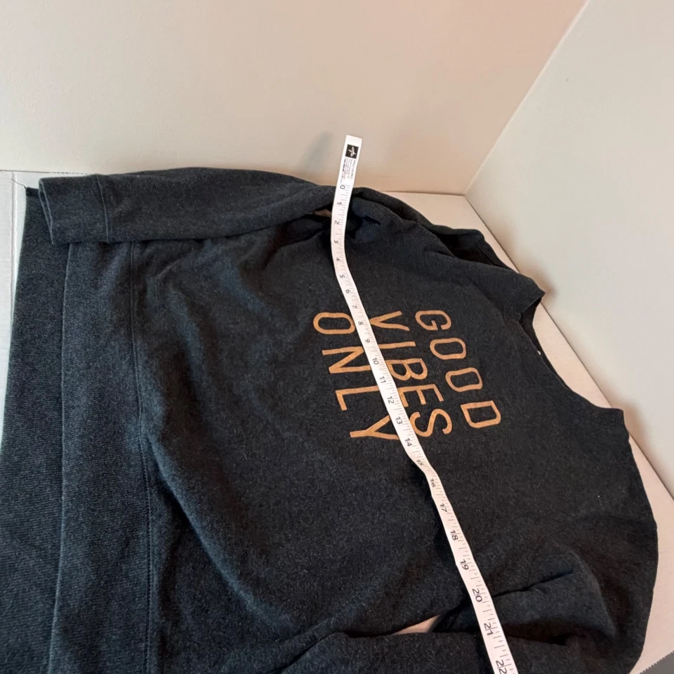 Moletom feminino GREEN TEA Gold Spellout "Good Vibes Only" preto gola redonda grande - Imagem 4 de 4