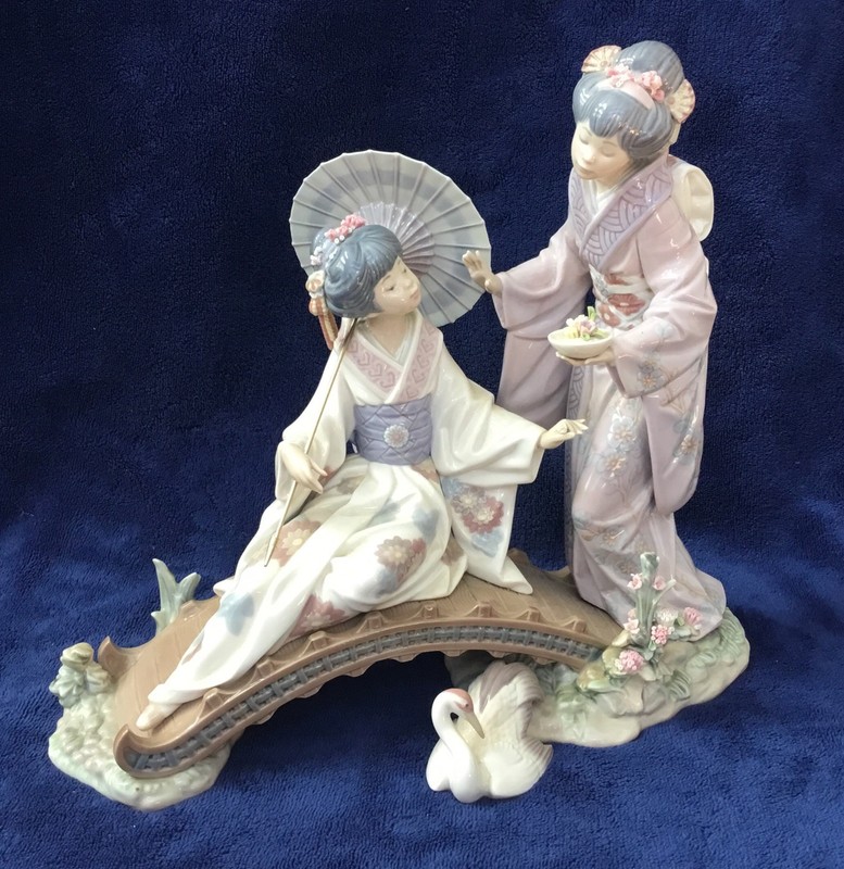 Lladro RETIRED 12” Spring in Japan  Glossy Finish w/Umbrella