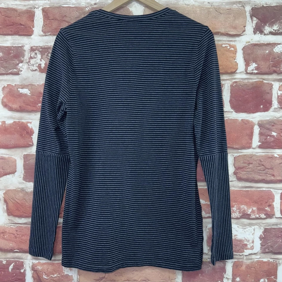 Camisa Cabi Para Mujer Grande Azul Marino Gris Rayas Informal Mangas Largas Agujeros para los Pulgares Foto 4 de 4