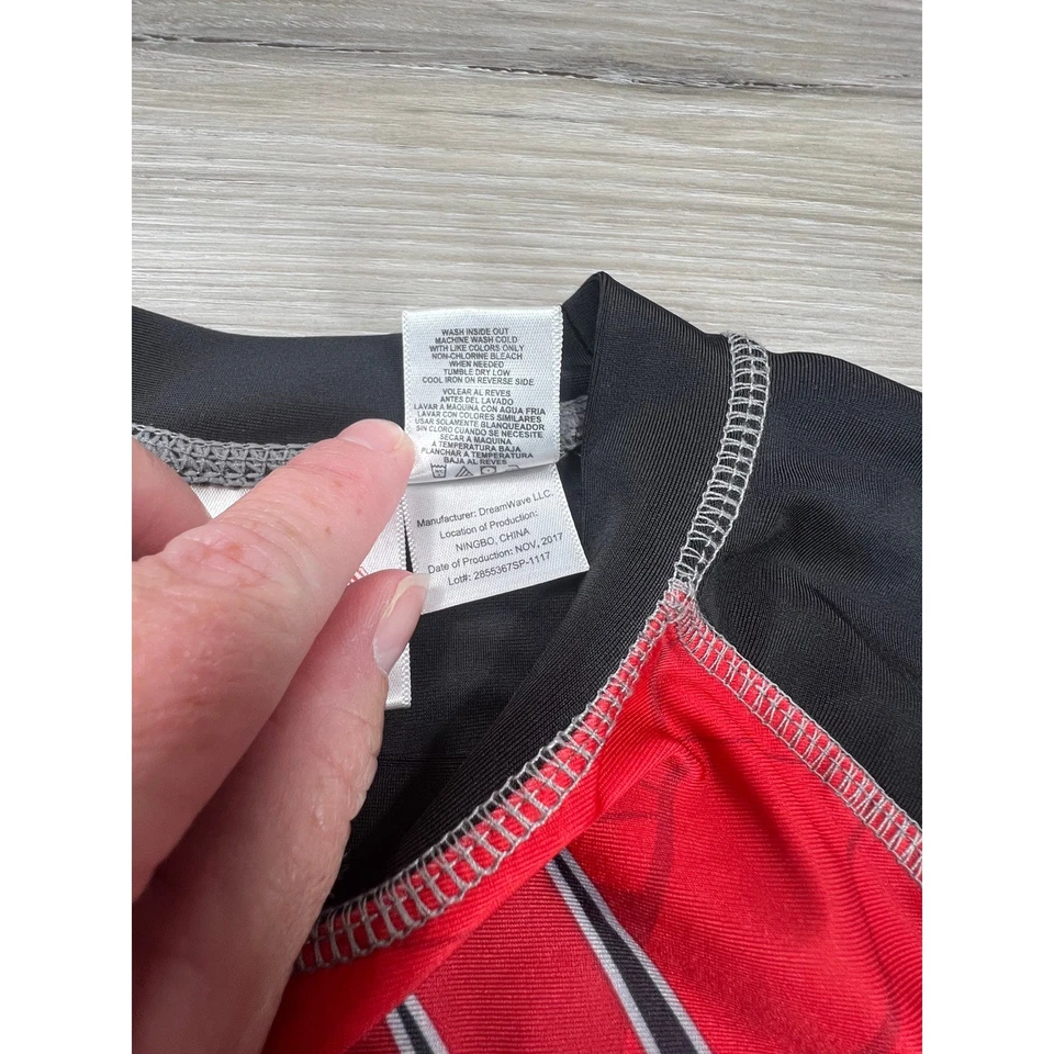 Camisa de natação infantil Marvel Spider-Man Rash Guard vermelha preta tamanho 5T manga curta - Imagem 4 de 4