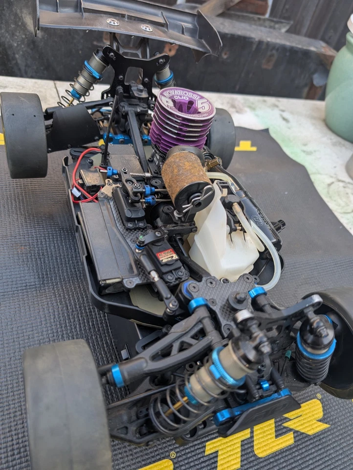 Team Associated 1/8 Scale RC8B3 Nitro 4WD Off Road Buggy - Image 4 of 4