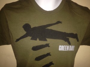 VINTAGE-GREEN-DAY-BOMBS-AWAY-SMALL-T-SHIRT-PUNK-ROCK-OUT-OF-PRINT