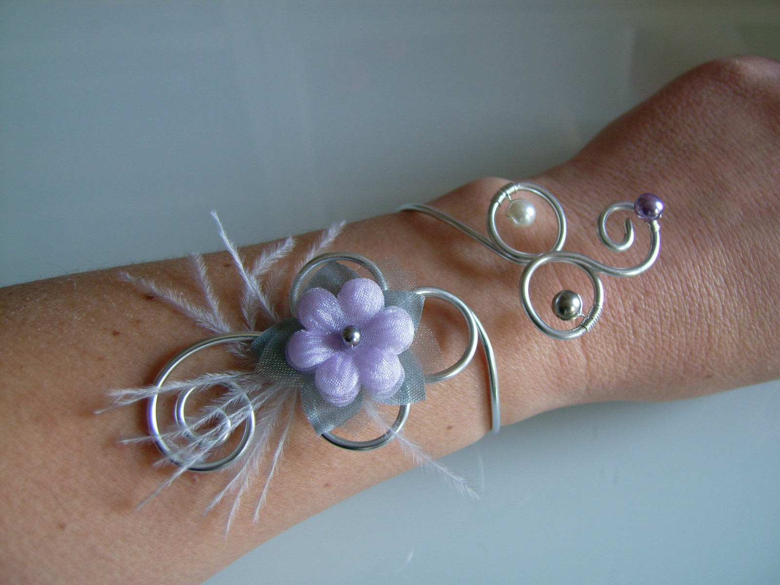 Bracelet mauve et violet clair ajustable anti-accroche pour mariée