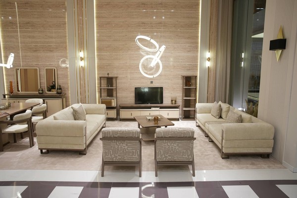 Beiges Elegantes Wohnzimmer-Set Designer Sofas Polstersessel Tisch-image