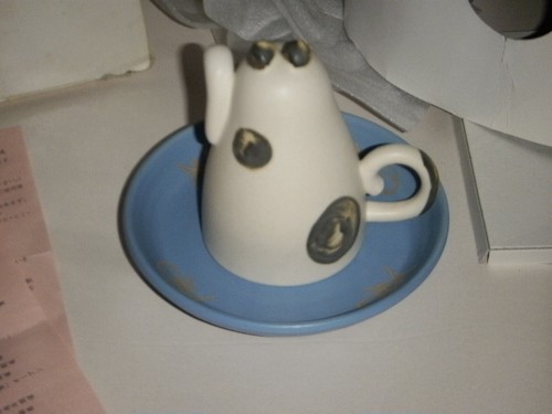 UNIQUE NIB RARE VINTAGE PORCELAIN MANEKI NEKO TEA CUP & SAUCER CAT FELINE PAW UP - Picture 4 of 12