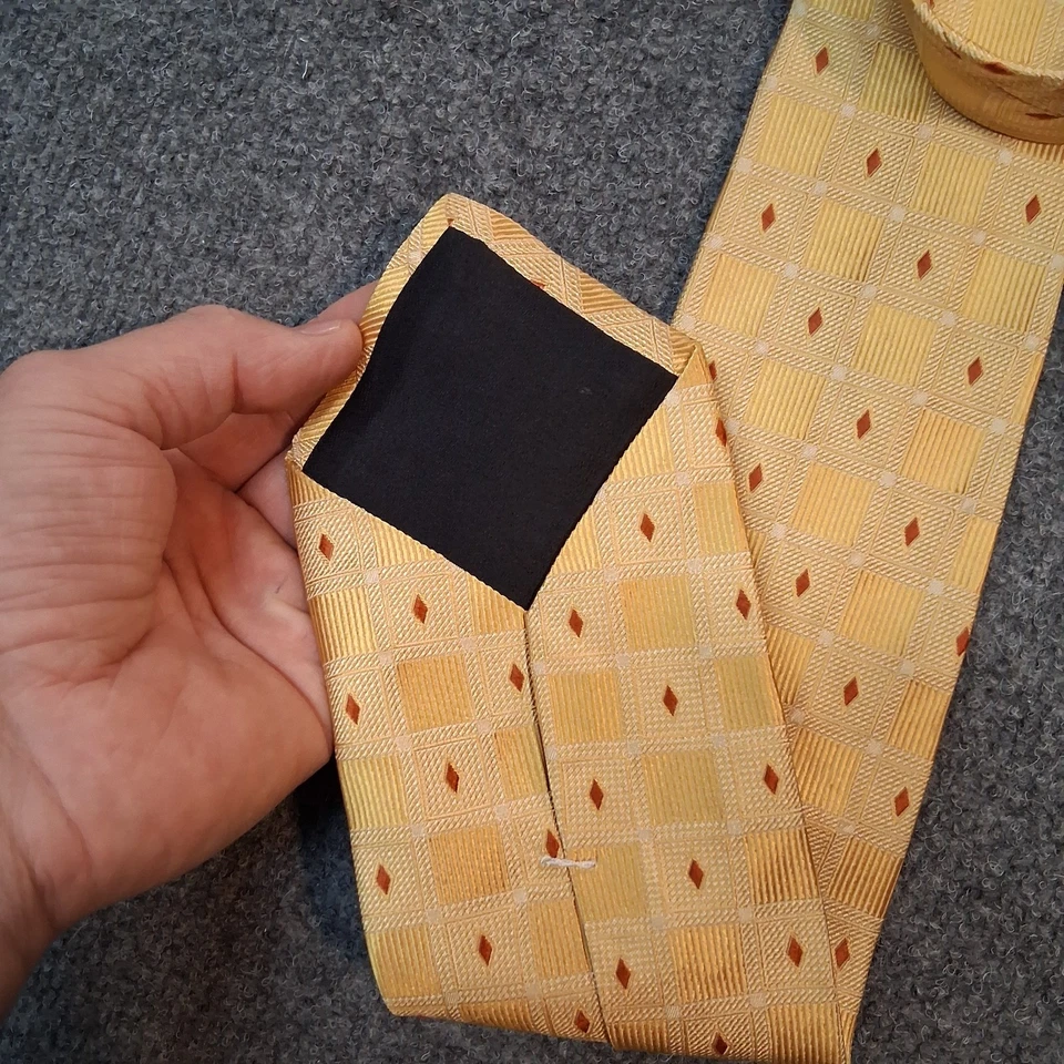 jos bank tie geometric patter yellow made in Italy 100% silk 60 X 3.75 - Image 4 of 4