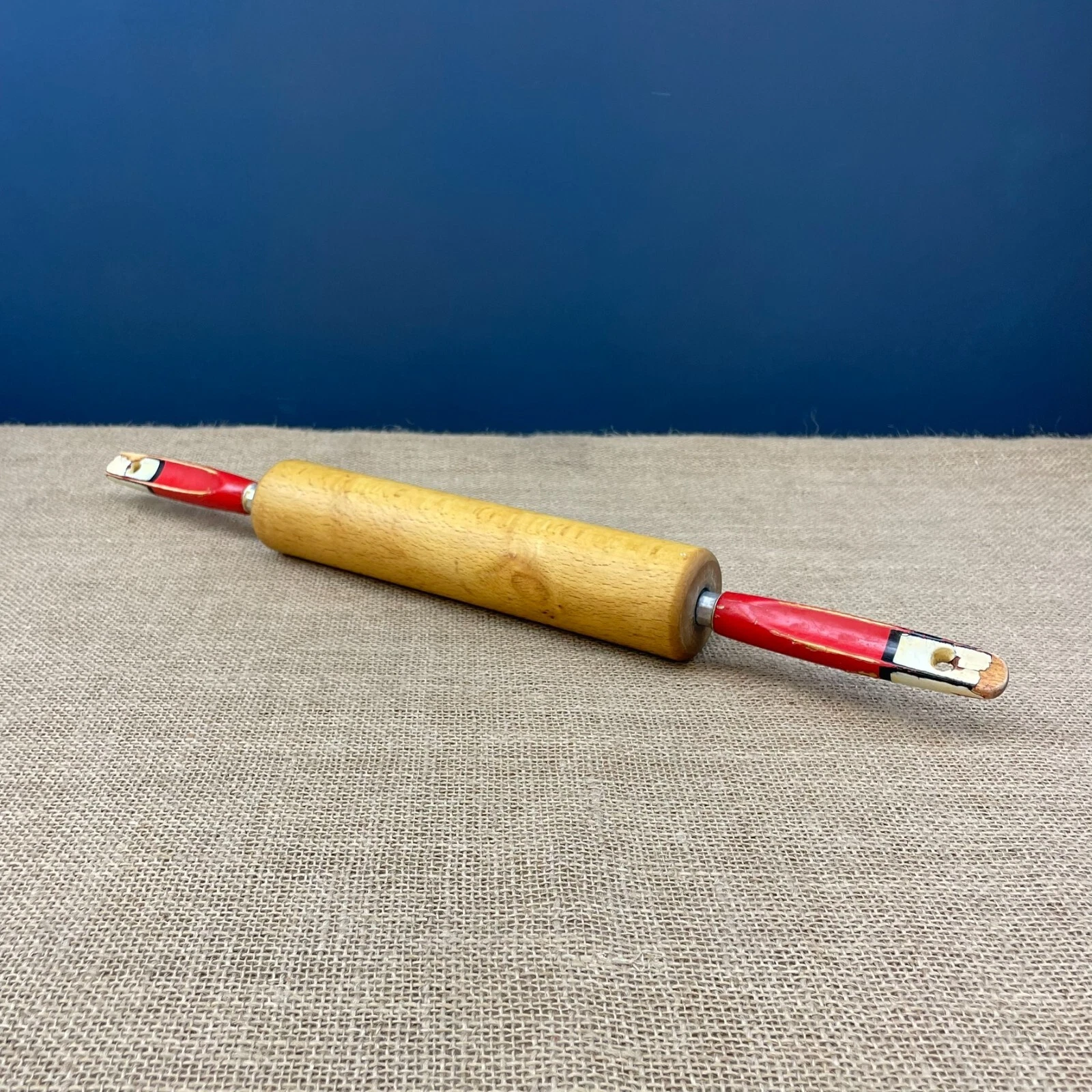 VINTAGE RETRO 1960S TRADITIONAL WOODEN ROLLING PIN W/ RED & WHITE HANDLES