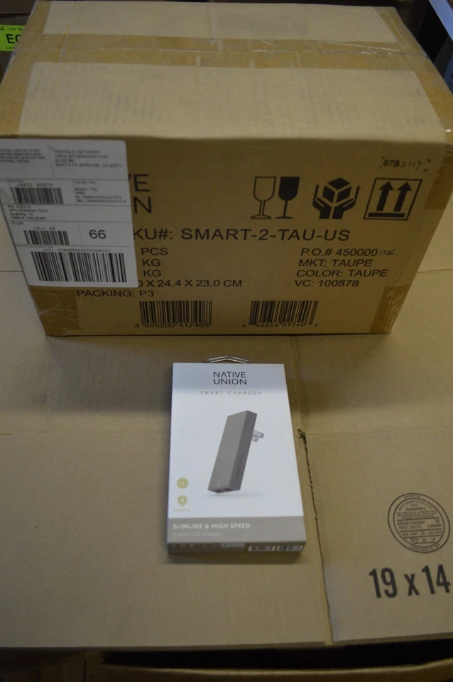 Estuche de 24 cargadores inteligentes Native Union Slimline/puertos USB dobles de alta velocidad Foto 2 de 2