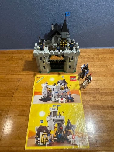Lego - Castle - 6074 - Black Falcon's Fortress - 100% Complete - Instructions