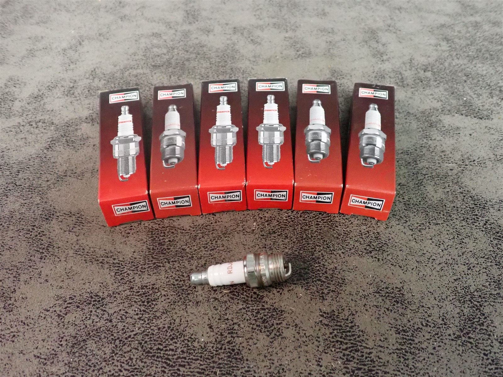 Set of 6 NEW Champion 870 RDJ6J Copper Plus Spark Plugs BN427