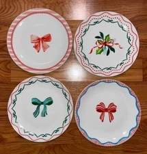 (4) HARVEST GREEN STUDIO~CHRISTMAS BOWS~8" SALAD PLATES~SHARED DELIGHTS~NEW
