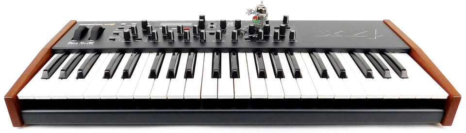 DSI Dave Smith Mopho X4 Synthesizer Keyboard + Neuwertig + 1,5Jahre Garantie - Bild 1 von 4