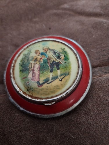 COMPATTO SMALTO ROSSO rotondo vintage con scena vittoriana diametro 2 3/4" - Foto 1 di 3