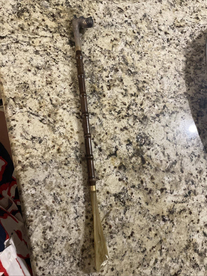 Cabeza de perro vintage Cadillac hueso tallado latón y bambú 21" cuerno de zapato - Italia Foto 2 de 3