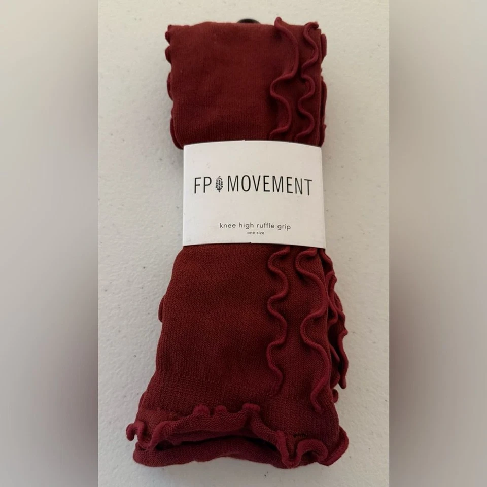¡NUEVO CON ETIQUETAS! Calcetines Free People FP Movimiento Volantes Sobre la Rodilla Agarre Punta Abierta Rojo Deportivo Foto 3 de 4